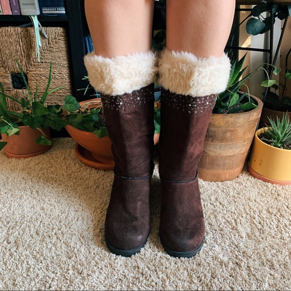 Soft & Warm Winter Boots w/ Wedge Heels - Picture 2 of 4